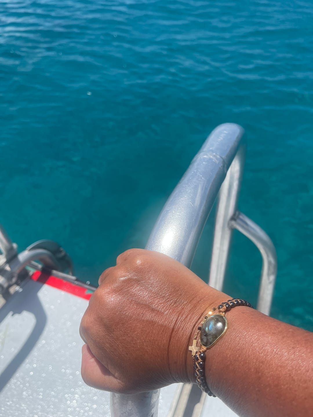 Customer photo review of Bracelet "Oeil Céleste" en Labradorite & Hématite