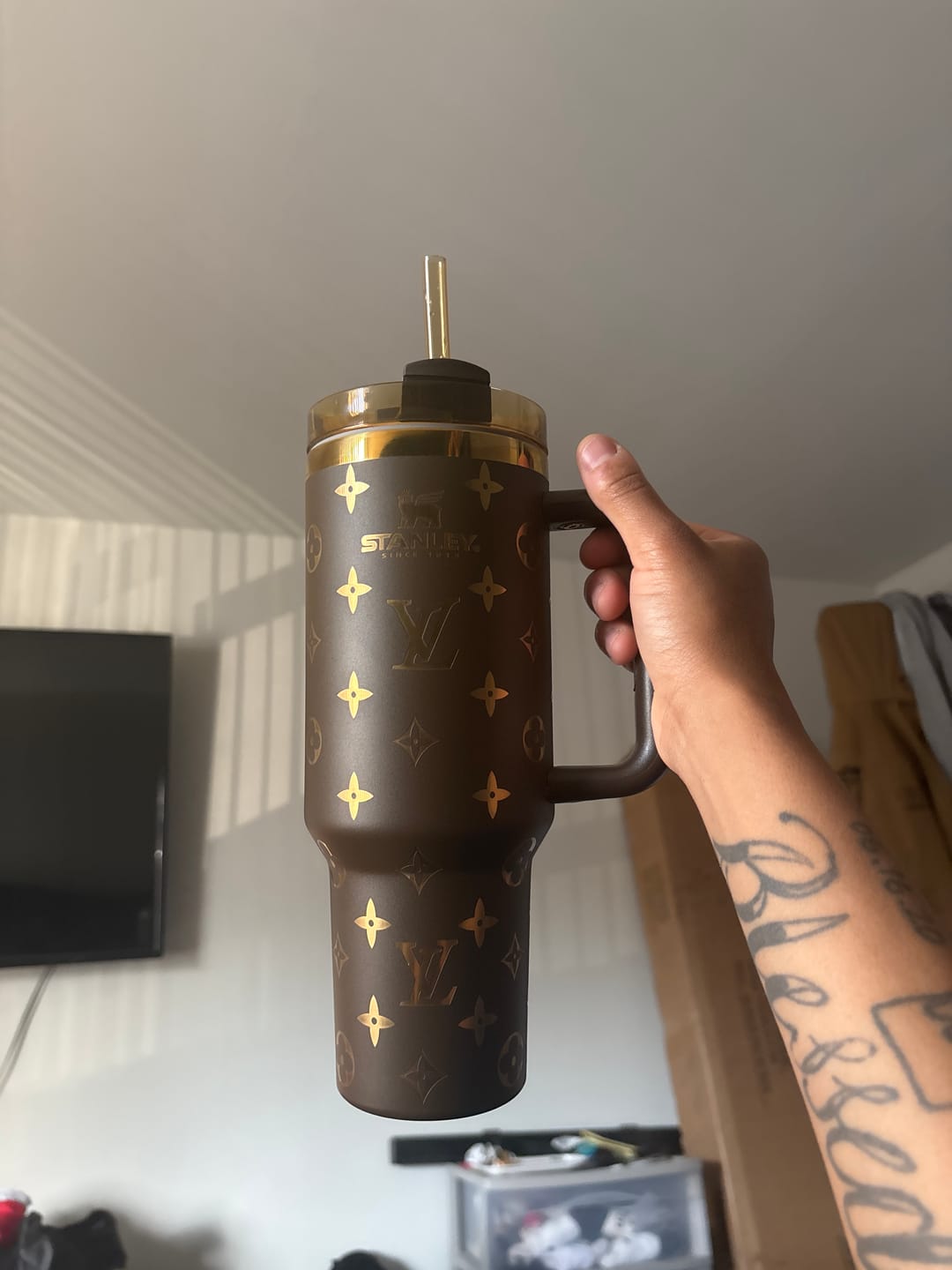 Customer photo review of Designer Holographic In-Car Insulated Cup 40OZ Free shipping by✈️✈️✈️