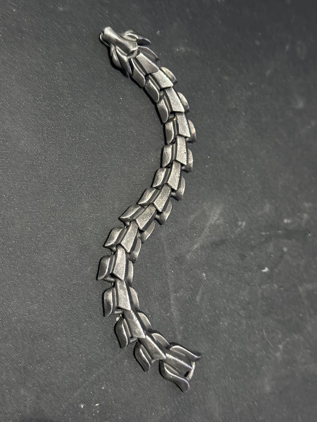 Customer photo review of Pulsera Dragon de Titanio
