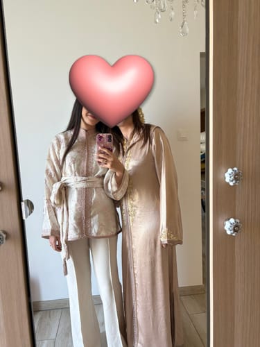 Reviewer in their silky Jellaba Aranel Taupe taking a mirror selfie with another person.