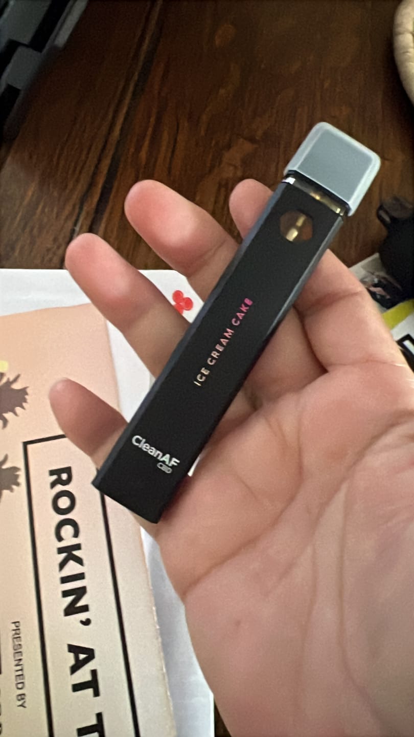 Customer photo review of Ice Cream Cake Hybrid THC Vape Pen