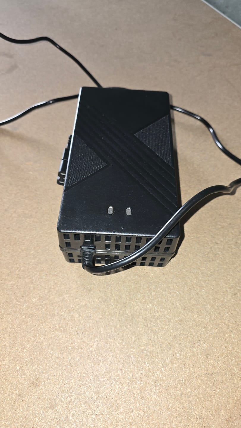 Customer photo review of Chargeur rapide 5A pour batterie 60V de Citycoco CP/HM
