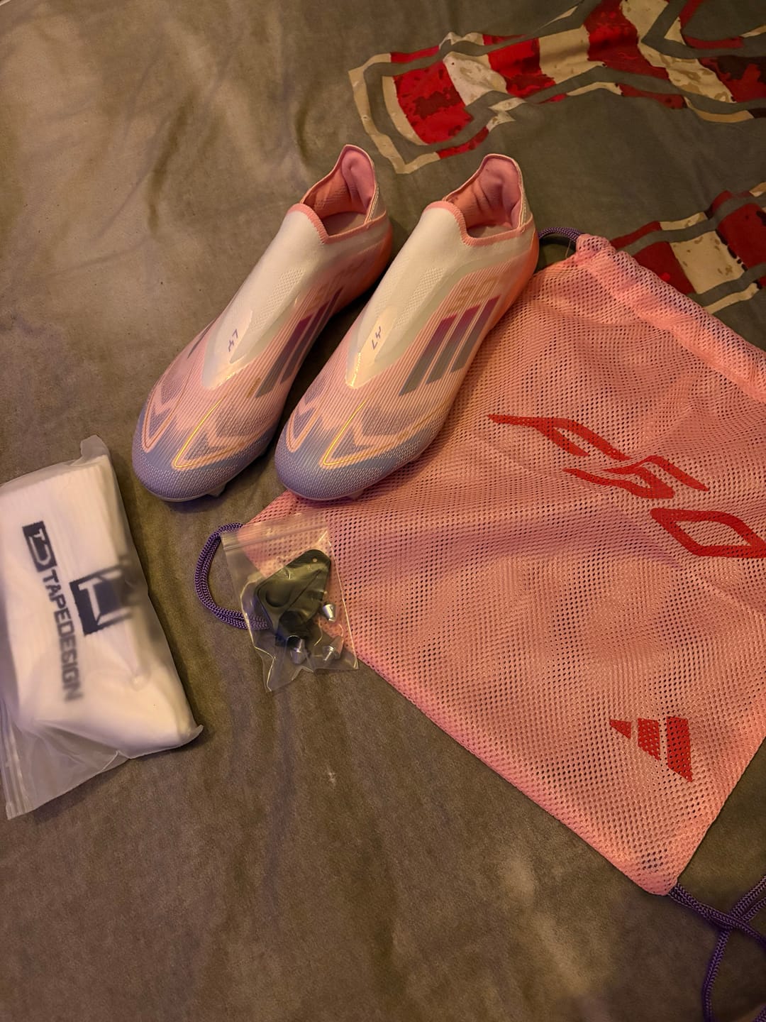 Customer photo review of F50 Elite Laceless SG Lamine Yamal 304 - Rose clair/Purple Glow/Lite Pink ÉDITION LIMITÉE