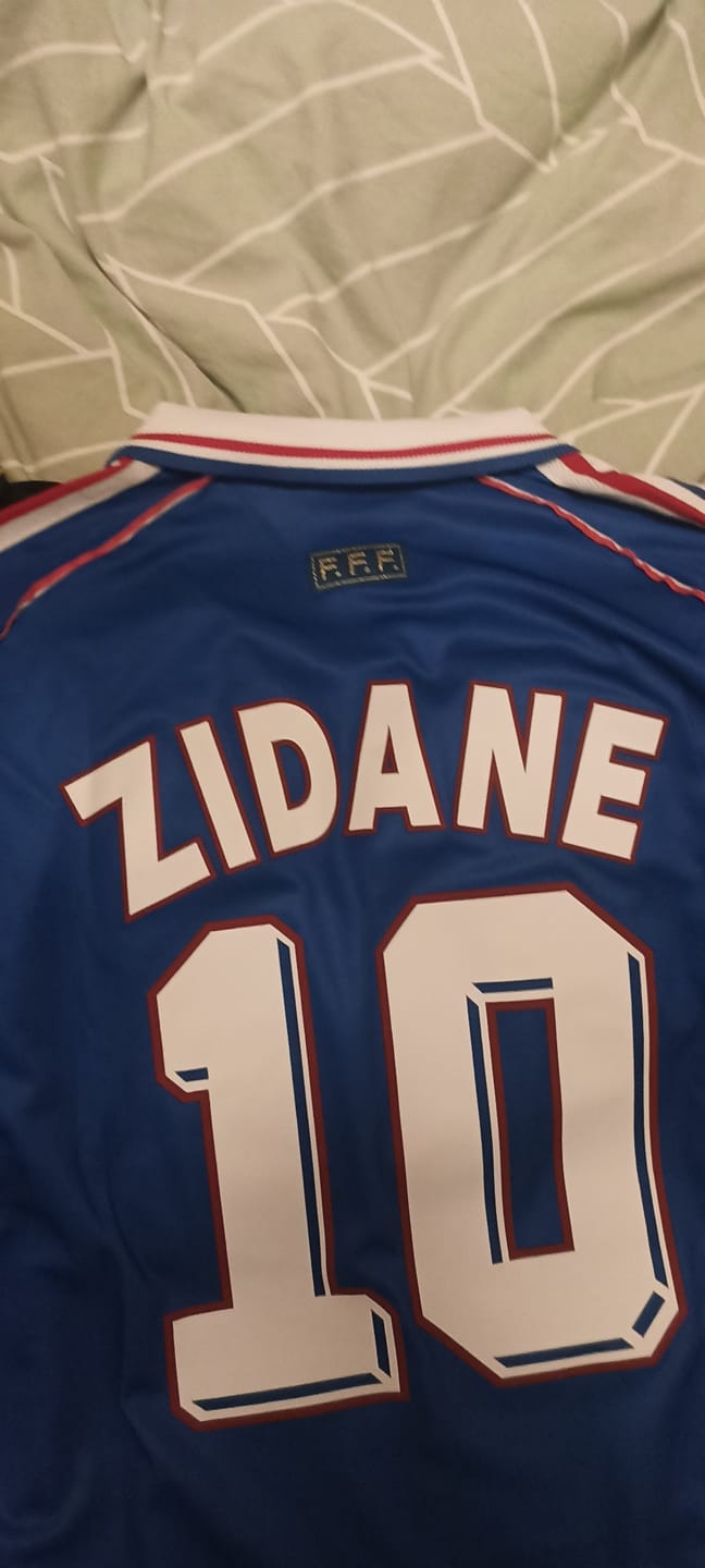 Customer photo review of Zinedine Zidane France 1998 World Cup Retro Long Sleeve Football Jersey Maillot Trikot Soccer Shirt