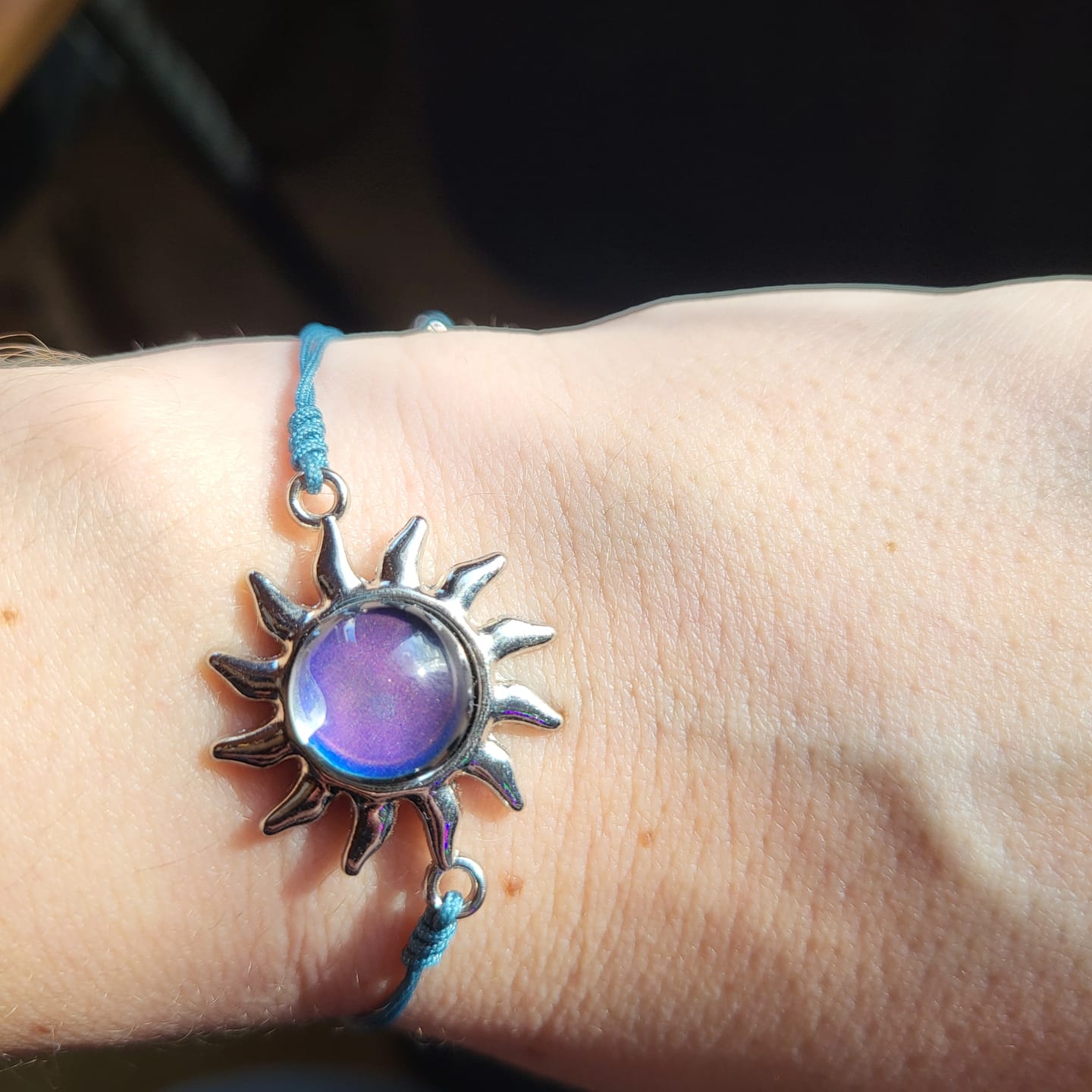 Customer photo review of Aura Energy Farbwechsel Armband – verstellbar mit Sonnenanhänger