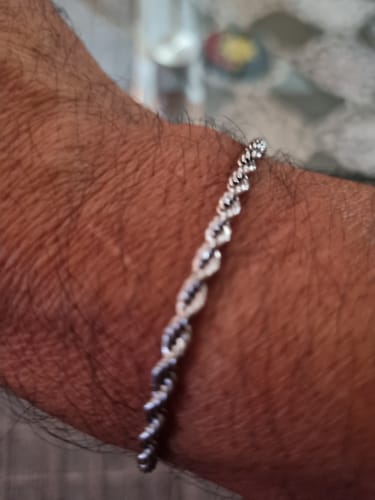 Cliente mostrando su brillante Pulsera Rope 3mm en la muñeca.