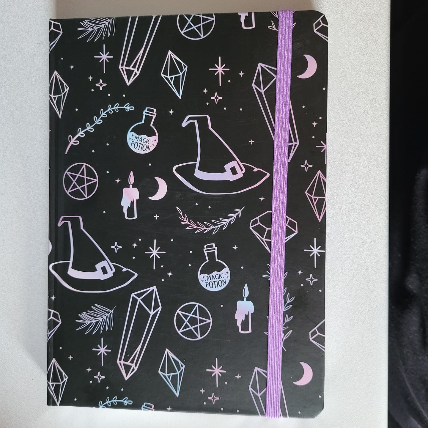 Customer photo review of Notizbuch Crystal Witch – A5 Hexenbuch mit Kristallmotiv
