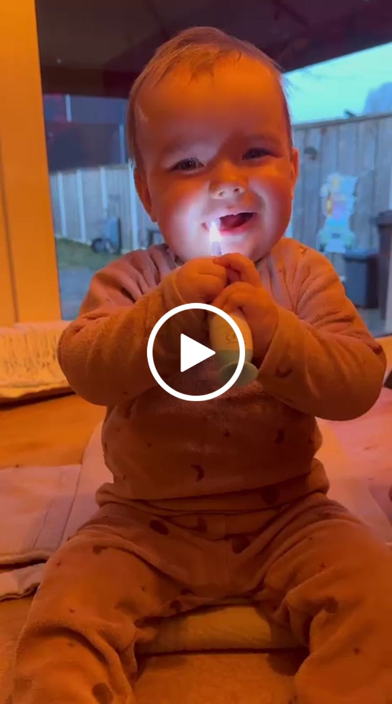 Customer video review of Baby Tandenborstel met LED