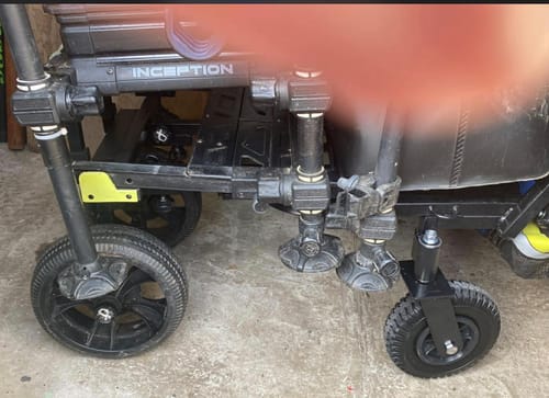 Close-up van de Transporter Swivel Wheel Set van een beoordelaar, gemonteerd op een zwarte transportkar.