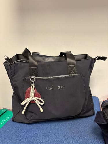 Reseña con foto de un cliente sobre Bolso Nylon Notebook Charm Corazón Street