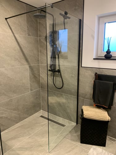 Customer photo review of SONNI Begehbare Dusche Duschabtrennung Duschwand 10mm Schwarz Duschabtrennung Duschkabine Nano ESG 80-140cm