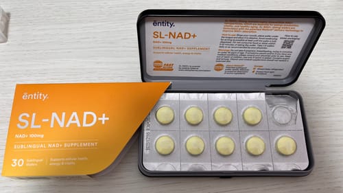 レビュアーのSL-NAD+サプリ。オレンジ色の外箱と、錠剤が入った黒いケース。
