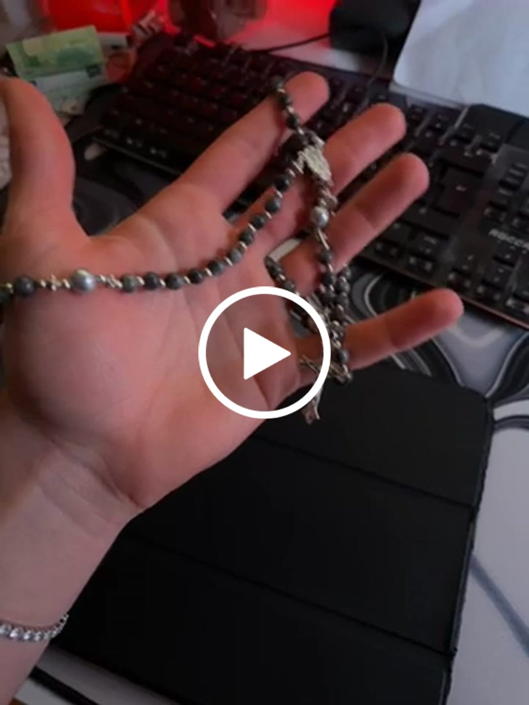Customer video review of Rosenkranz mit Marienmedaille aus Naturstein und Perle von Christianartworkshop