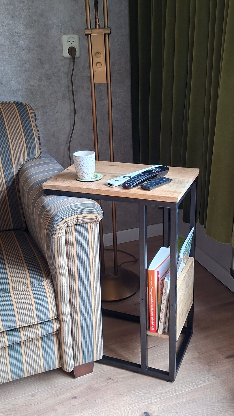 Customer photo review of Bijzettafel Britt voor over de bank | Mangohout en Staal | 45x29x69cm