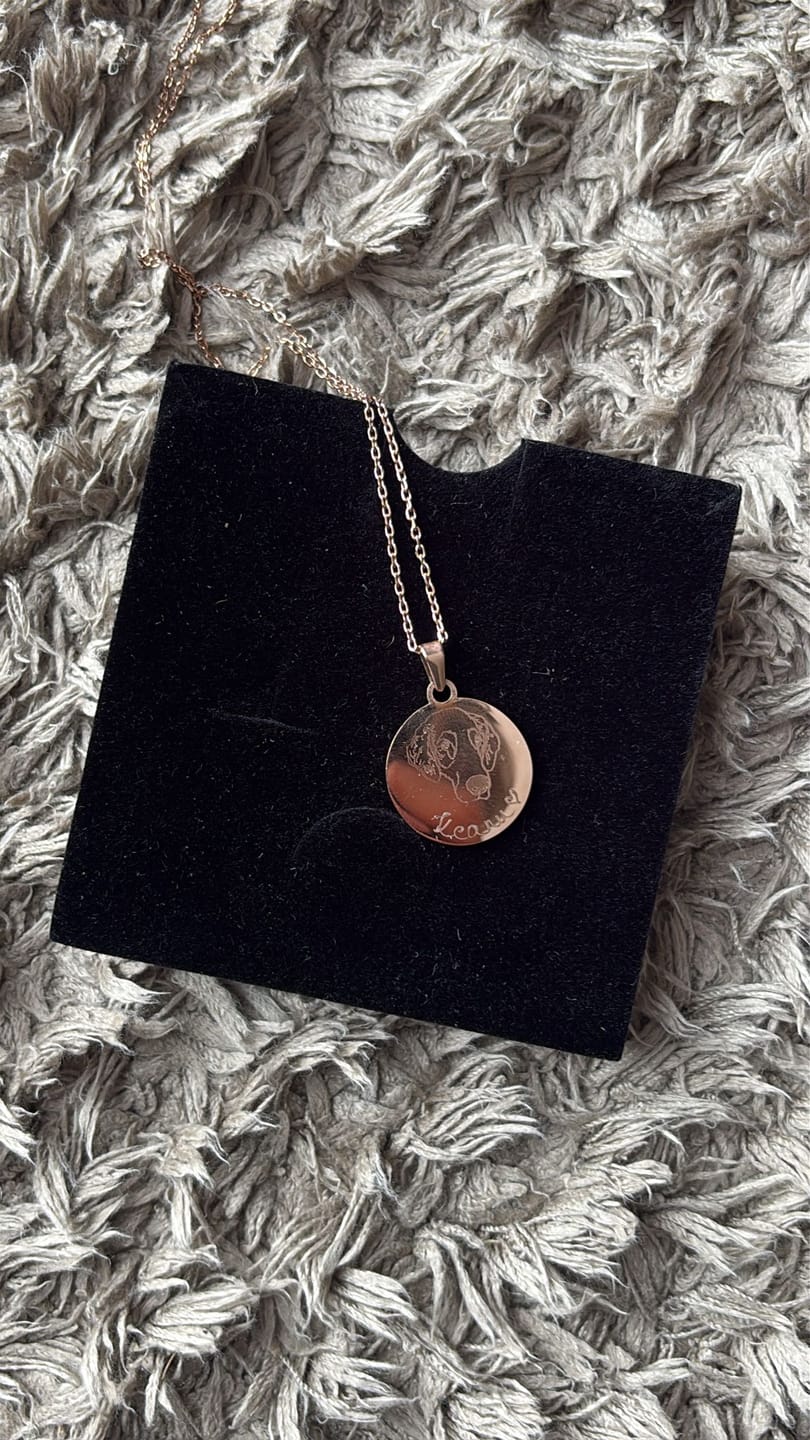 Customer photo review of Halskette mit Tierportrait und Gravur
