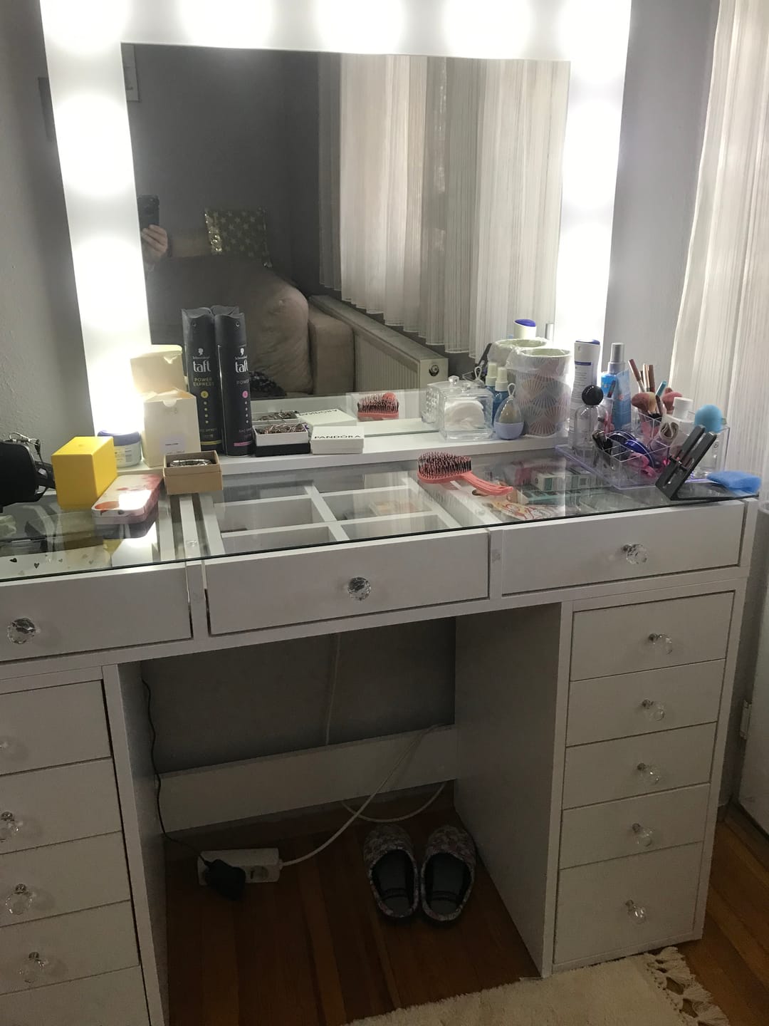 Customer photo review of Rani BJ118 Hollywood Işıklı Aynalı Kulis Makyaj Masası Cam Tablalı 13 Çekmeceli Takı Düzenleyici Beyaz