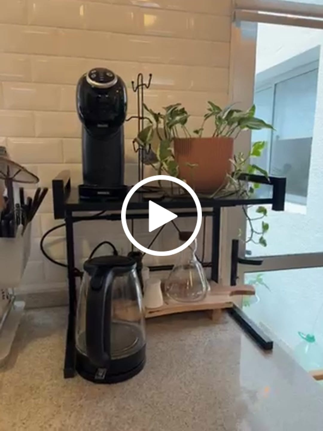 Customer video review of Estante organizador de metal para microondas