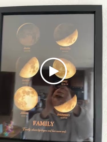 Customer video review of Maanstand Familie Donker Poster met Namen en Datum