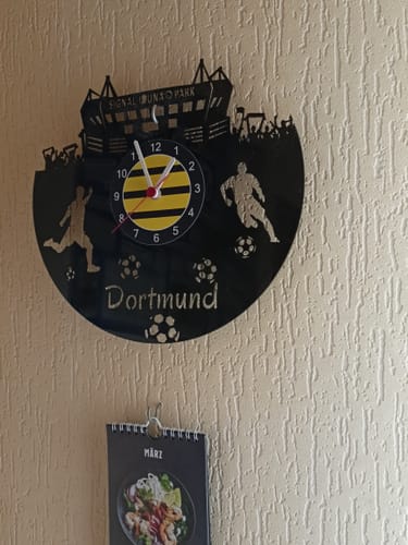 Die Fussball-Wanduhr des Rezensenten mit Dortmund-Motiv hängt an einer strukturierten Wand.