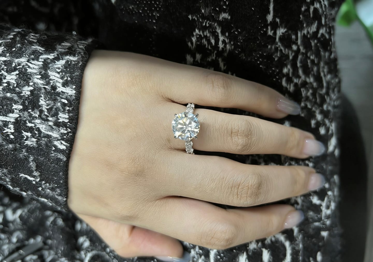 Customer photo review of S925 Moissanite 2.0~4.0 Carat Round Cut Engagement Ring For Everyday Wear