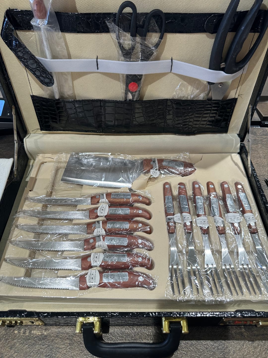 Customer photo review of AMC Set di posate ed accessori per 12 persone realizzati in acciaio inox 18/10 lucido con manici decorati con una trama greca in stile luxury