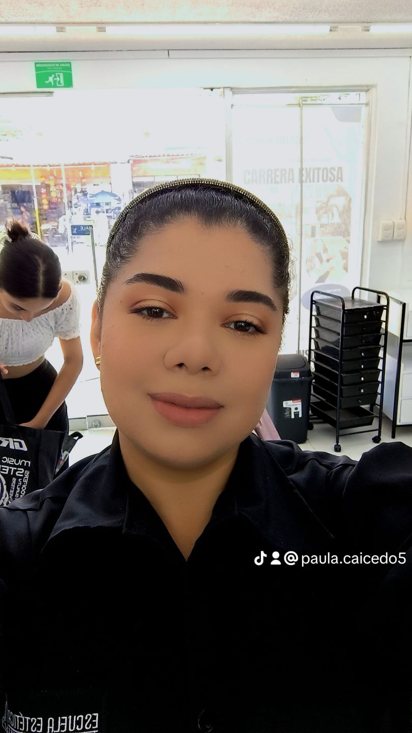 Customer photo review of PALETA DE SOMBRAS CLASSIC 35 TONOS