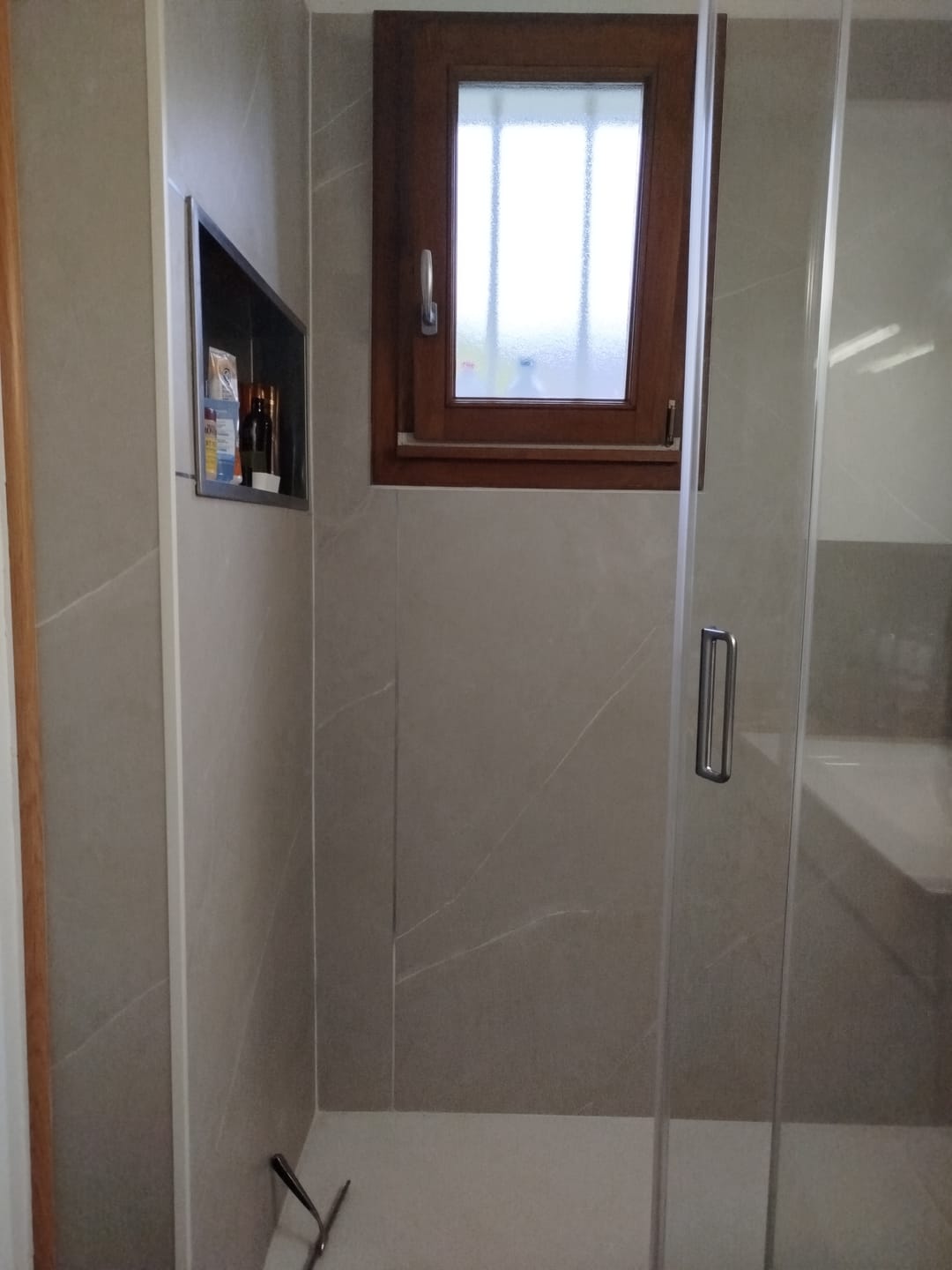 Customer photo review of Panneau Mural Salle de bain SPC Marbre Beige Taupe Mat – Étanche
