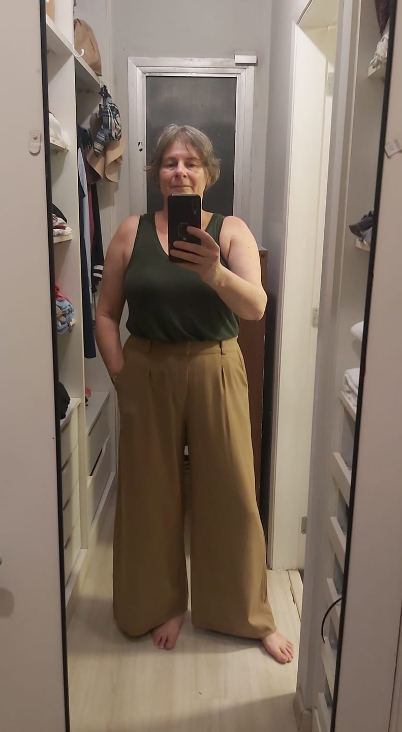 Customer photo review of Calça Pantalona Graviola Marrom Claro