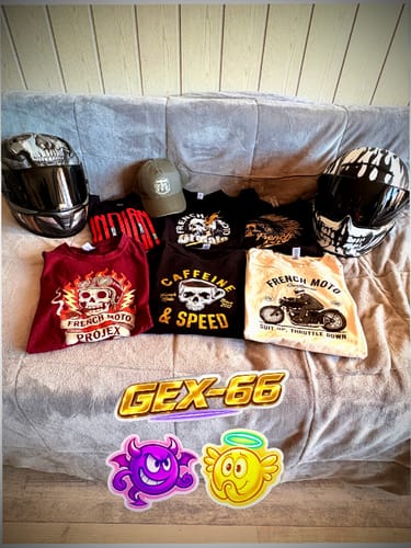 Photo d'un client montrant des t-shirts de la COLLECTION UPSIDE DOWN, une casquette et deux casques posés sur un canapé.