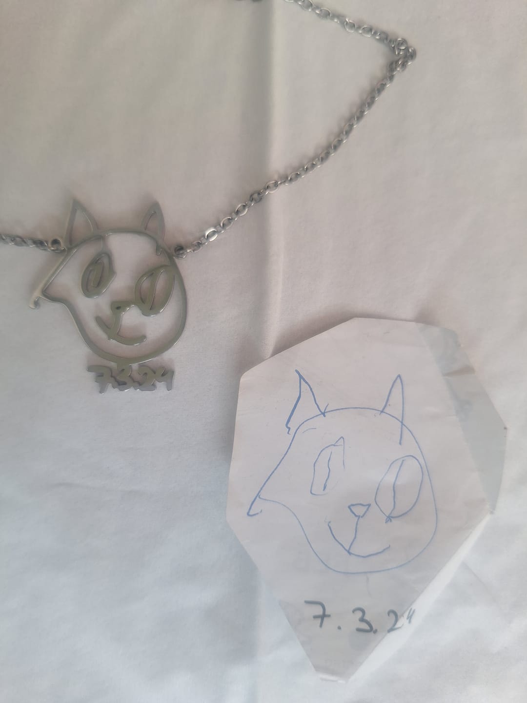 Customer photo review of Persönliche Kinderzeichnung als Halskette oder Anhänger in Gold