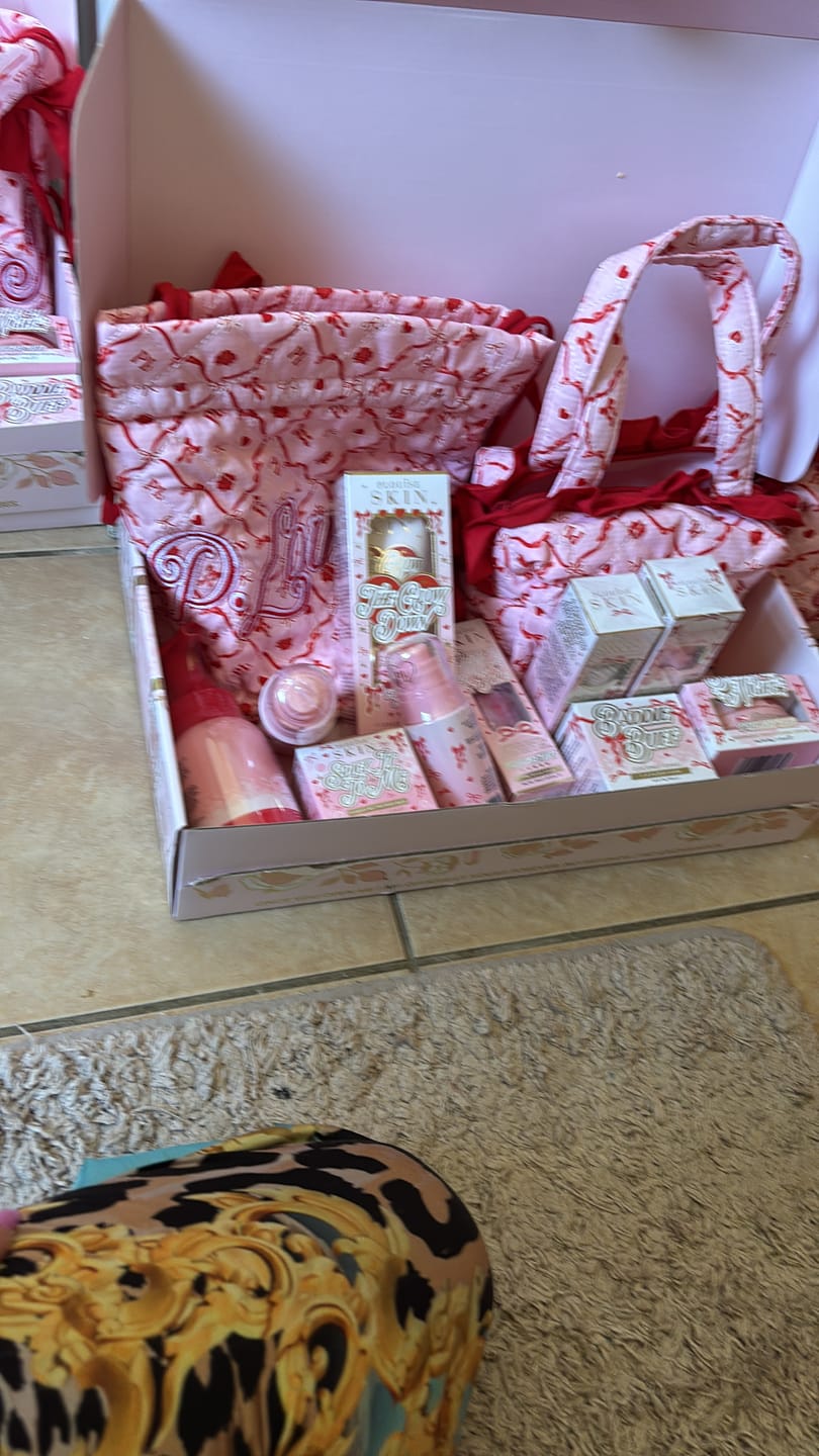 Recenzja zdjęć klientów dotycząca zestawu i łuku P.Louise Skincare Essentials Kit & Bow Torba