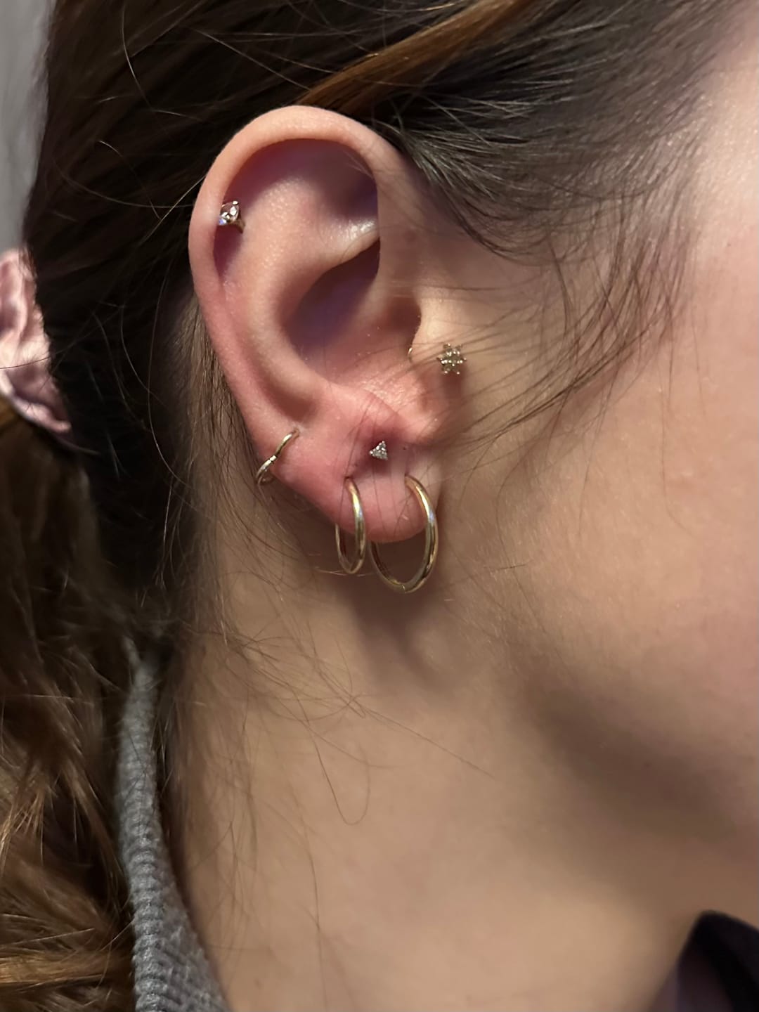Customer photo review of Gusto Triangle 3 Taşlı Altın Tragus Piercing