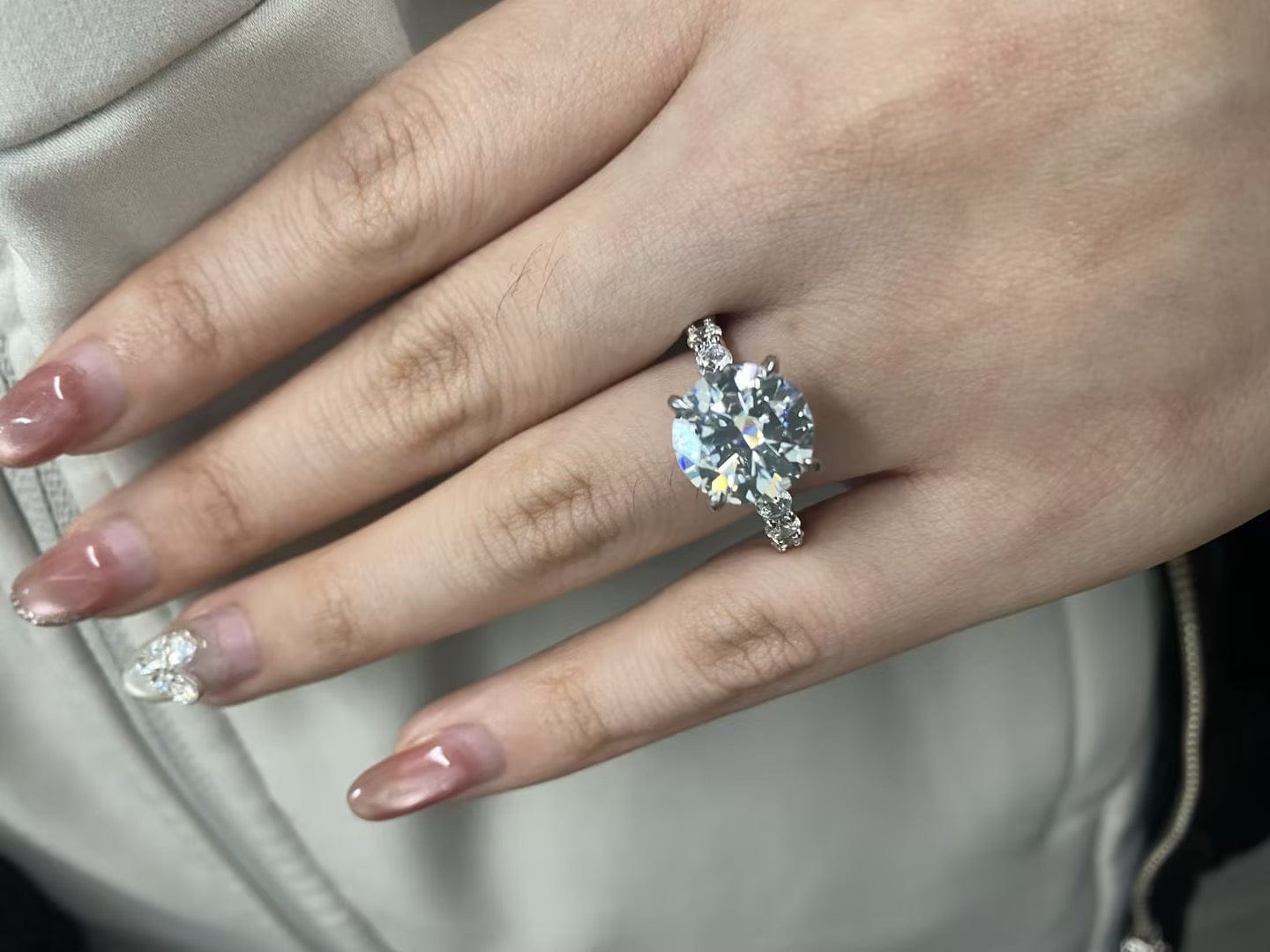Customer photo review of Rodiffy Moissanite 2.0Ct~4.0 Ct Round Engagement Ring -4 Prong Setting