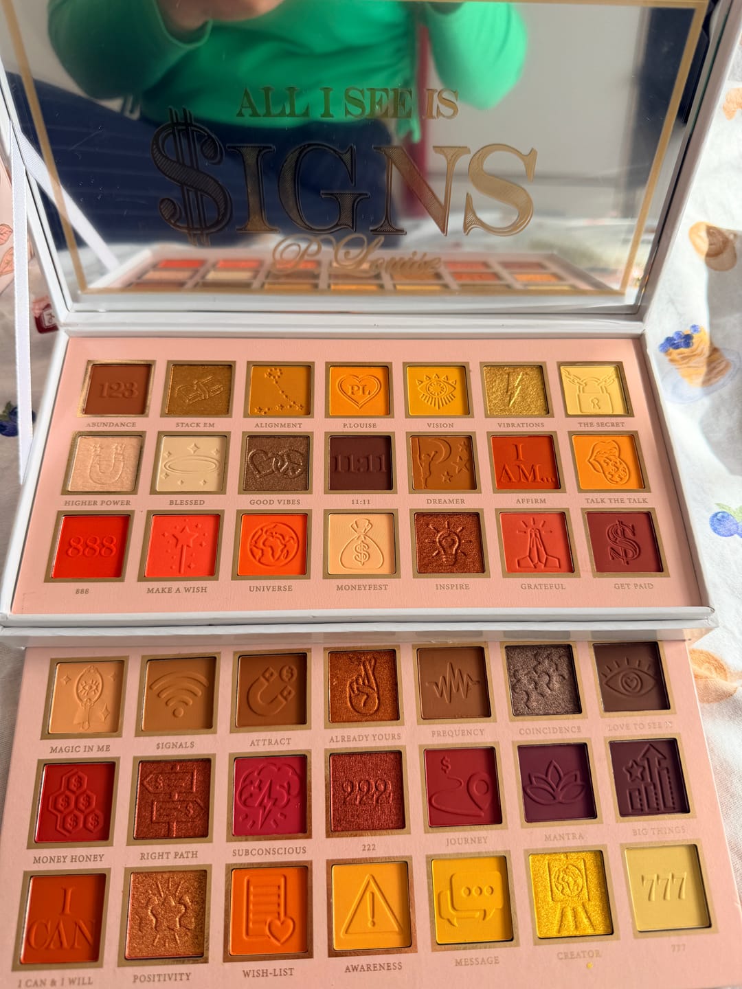 Kundfotorecension av P.Louise All I See Is $igns 42 Pan Eyeshadow Palette
