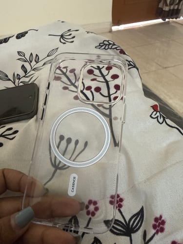 Customer holding the clear Anti Yellow Magsafe Case, showing the transparent body and white magnet ring.