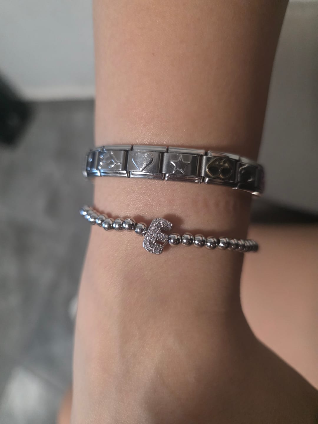Customer photo review of Pulsera Plateada Con Inicial Mini Bubble Zirconia