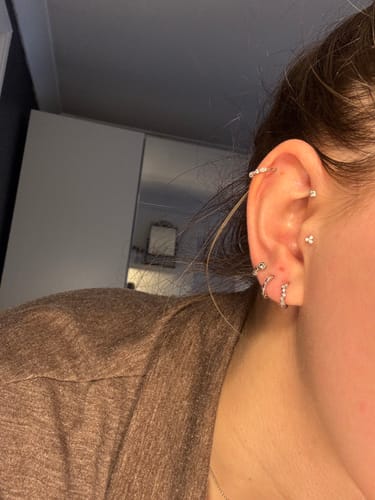 Customer photo review of ARI Threadless Cartilage Stud