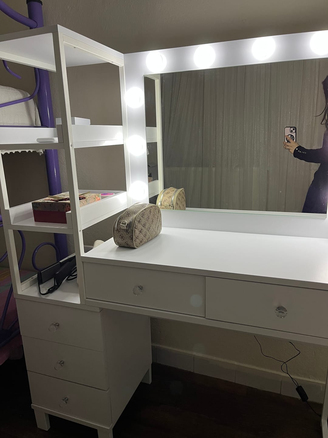 Customer photo review of Rani BJ128 Hollywood Işıklı Aynalı Kulis Makyaj Masası 5 Çekmeceli Raflı Takı Düzenleyici Beyaz