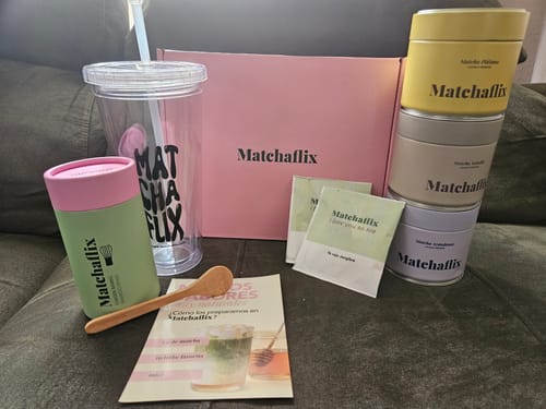 Un cliente muestra su regalo de suscripción trimestral, que incluye botes de matcha, un vaso y una cuchara de bambú.