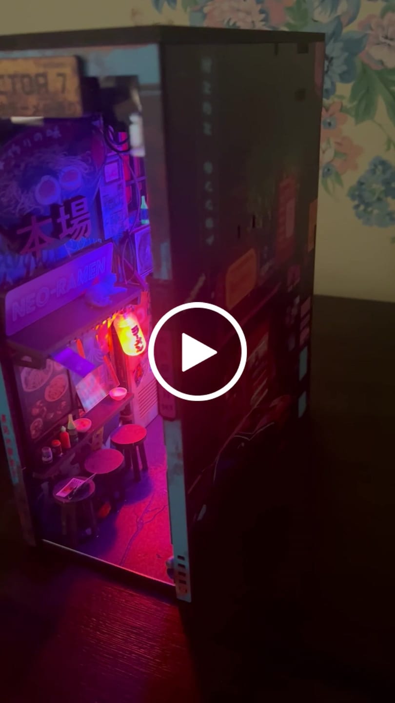 Customer video review of Neo Ramen MiniAlley – A Cyberpunk DIY Diorama Booknook