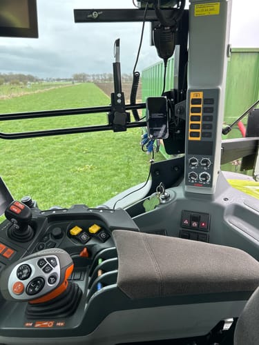 Customer photo review of Gadgetme Handyhalterung mit Wireless Ladefunktion passend für Fendt 15W Fast Wireless