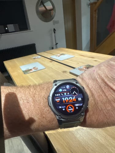 Reviewer's Gard Pro Ultra 3 smartwatch on their wrist, with the digital screen displaying a 40% battery level.