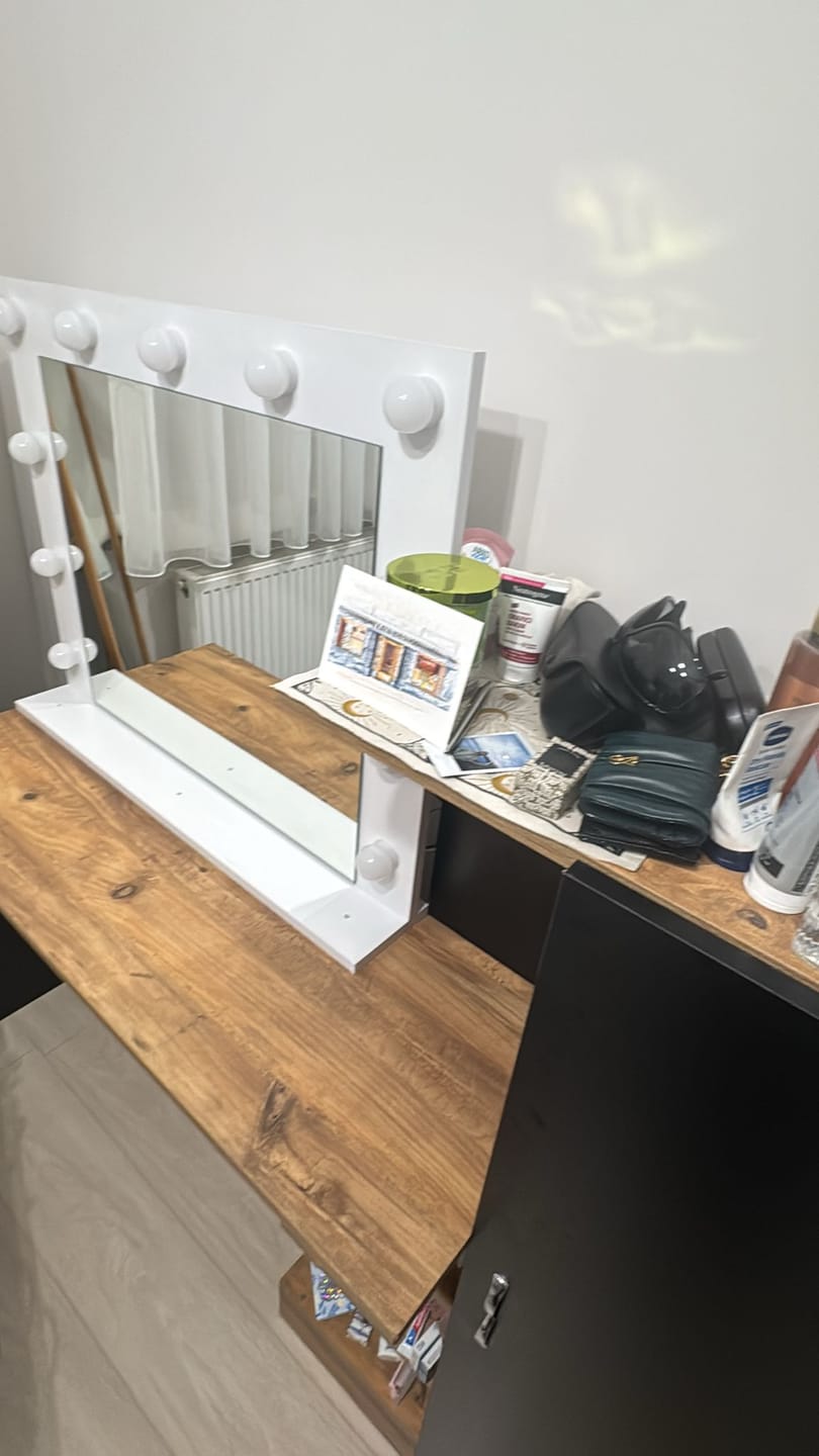 Customer photo review of Rani EF108 Hollywood Işıklı Ayna Kulis Makyaj Aynası Spot Işıklar Dahil Ayna Beyaz