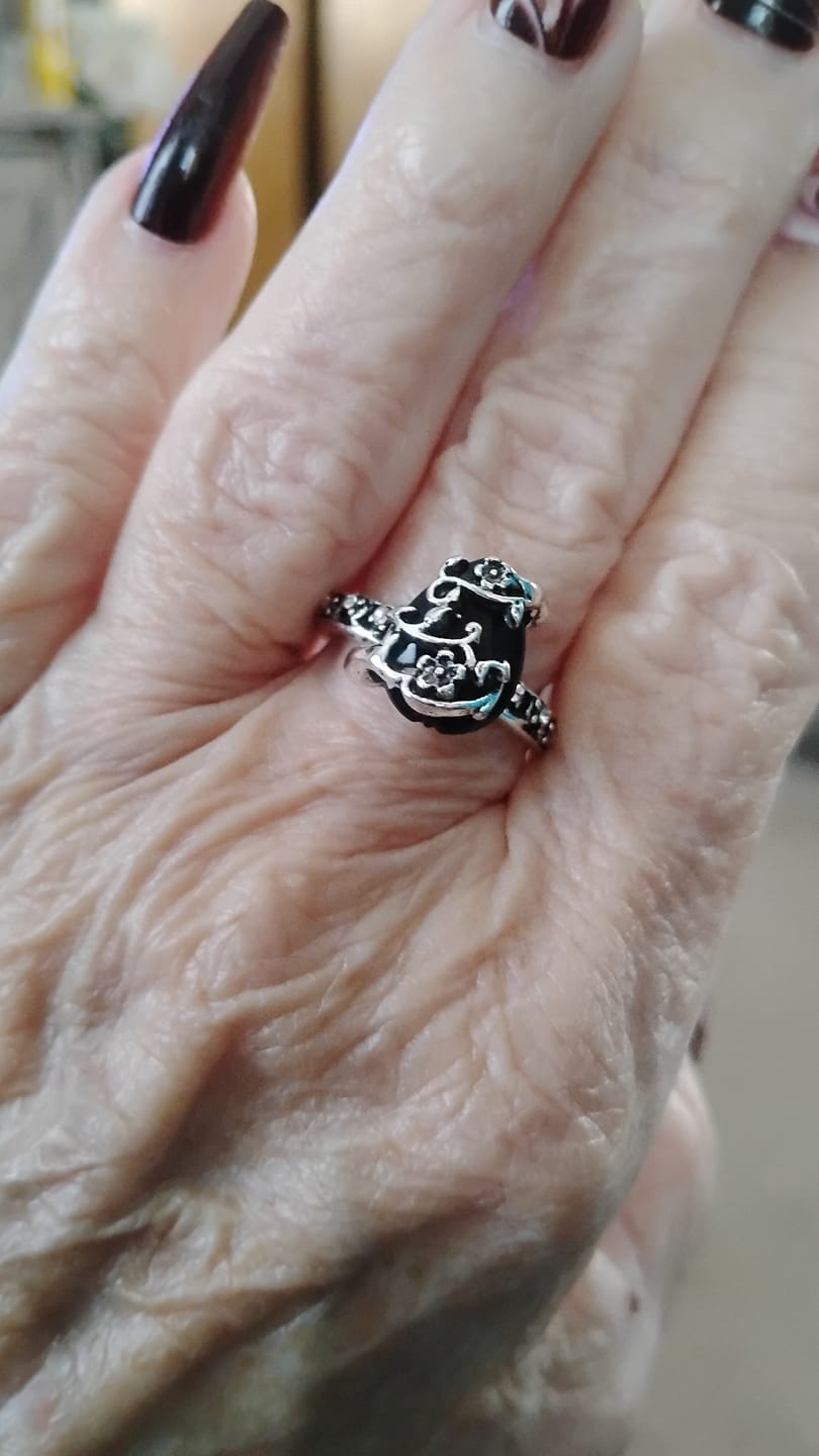 Customer photo review of Vintage Vine Black Agate Ring (Light Luxury Niche Dark Style Band)