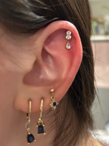 Customer wearing the sparkly gold Dangle flatback stud in a cartilage piercing.