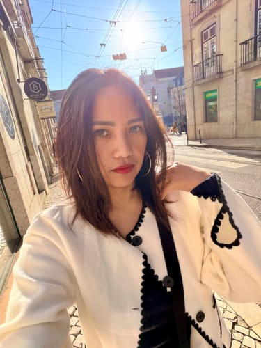 Reviewer's sunny, outdoor selfie shows the natural look of the Exo Color Hanni Olive lenses.
