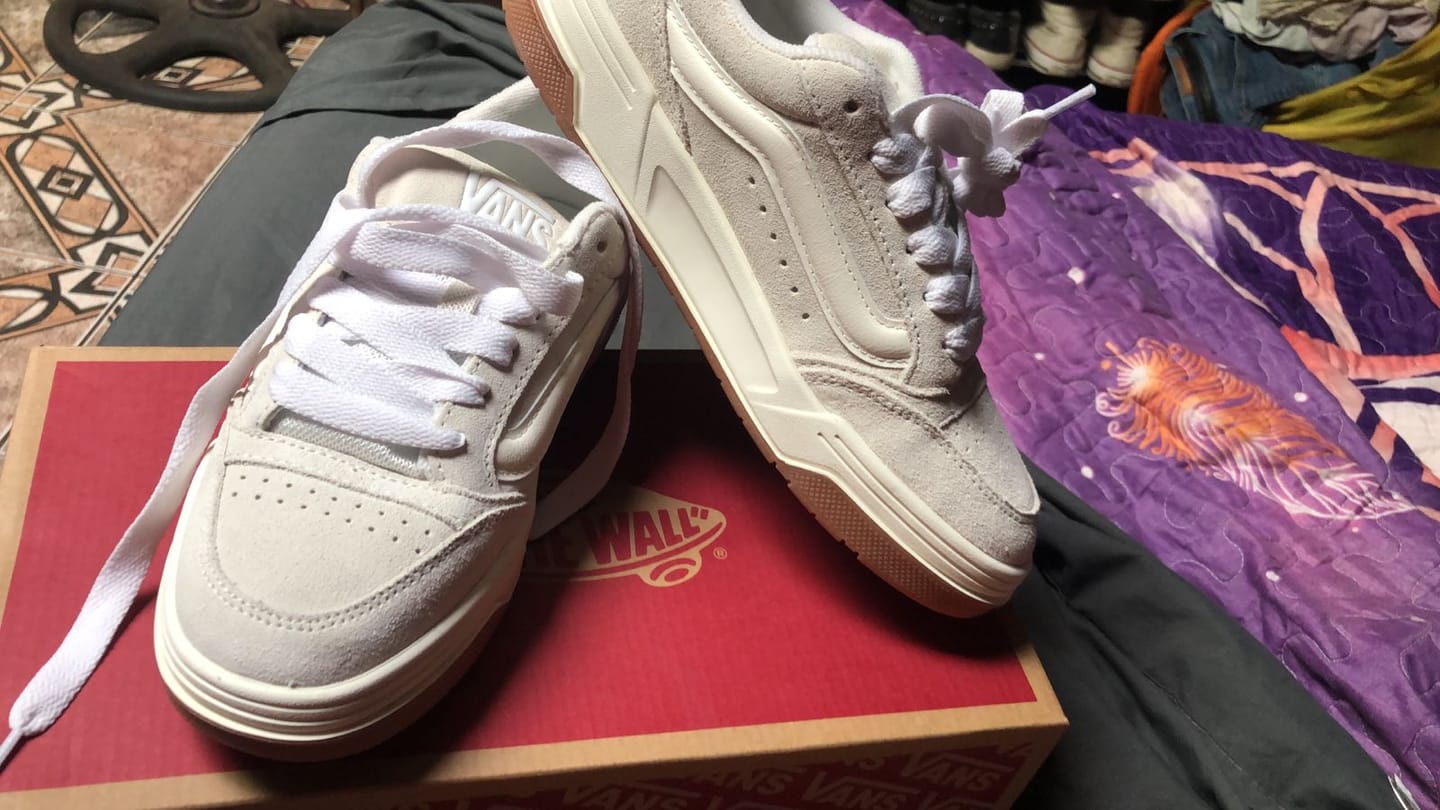 Customer photo review of Zapatillas Vans Hylane Sue Mujer Beige