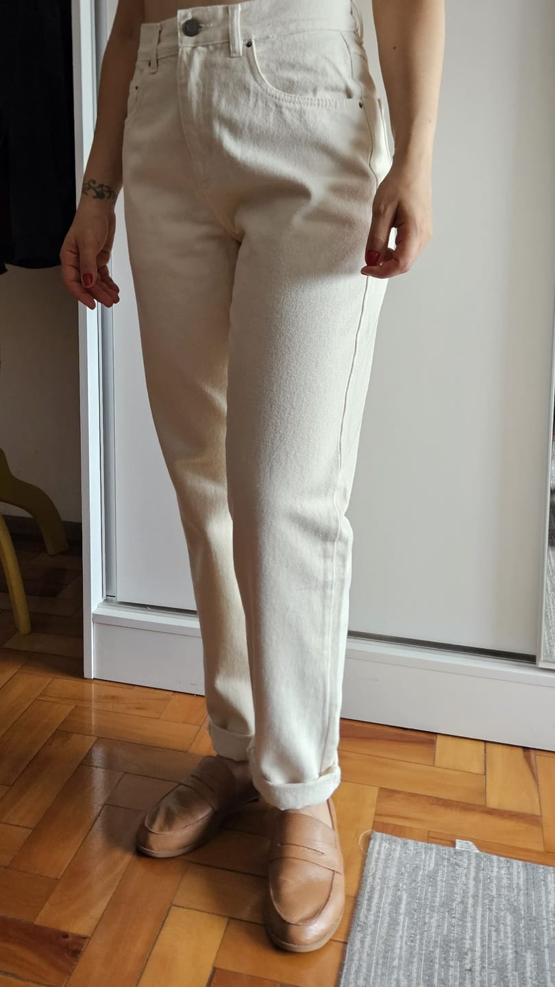 Customer photo review of Calça Jeans Mom Jequitibá Bege