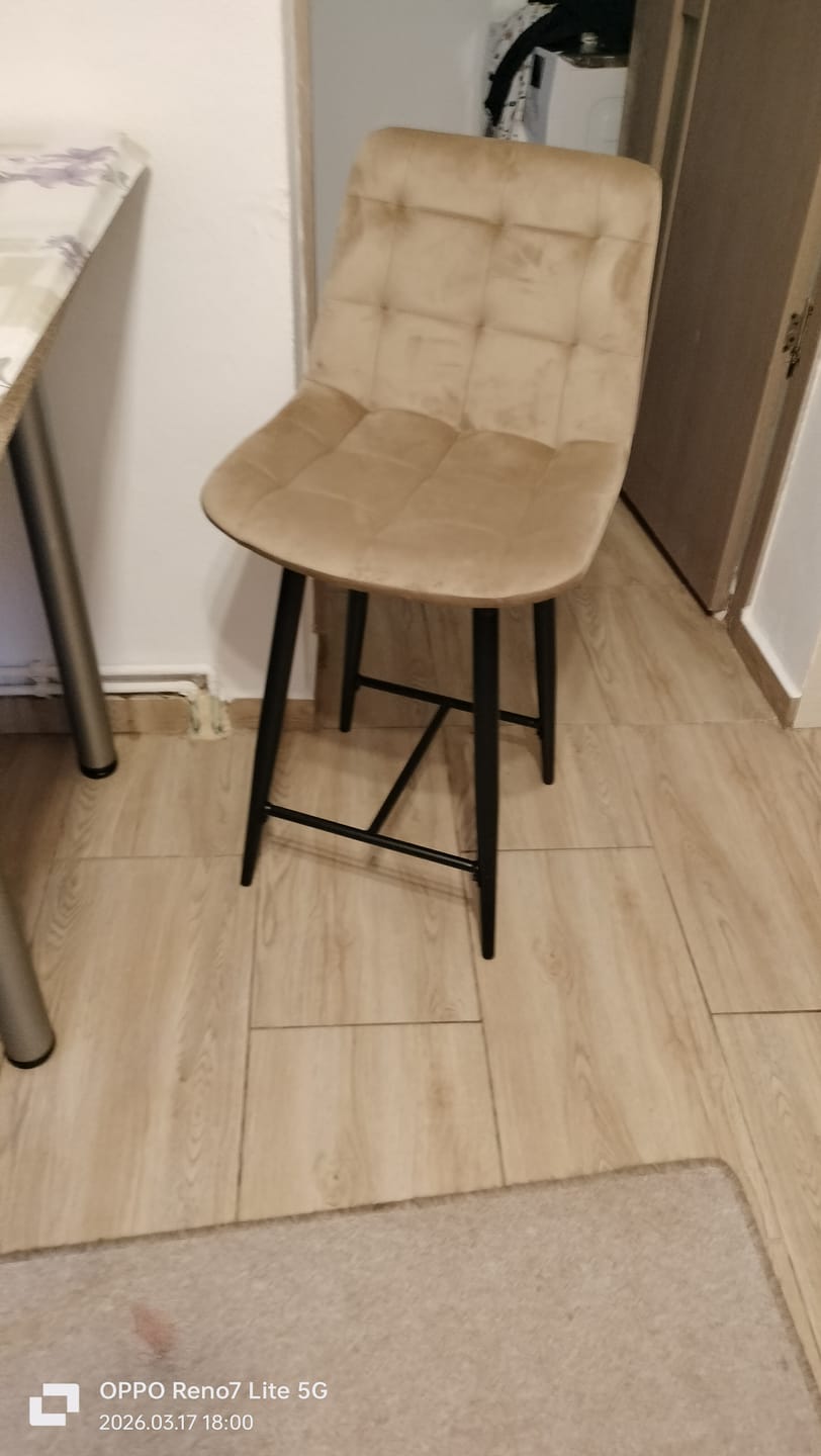 Customer photo review of Scaun bar textil CHIC H-2, bej - Bluvel 28/negru, stofa catifelata/metal, 46x37x90 cm