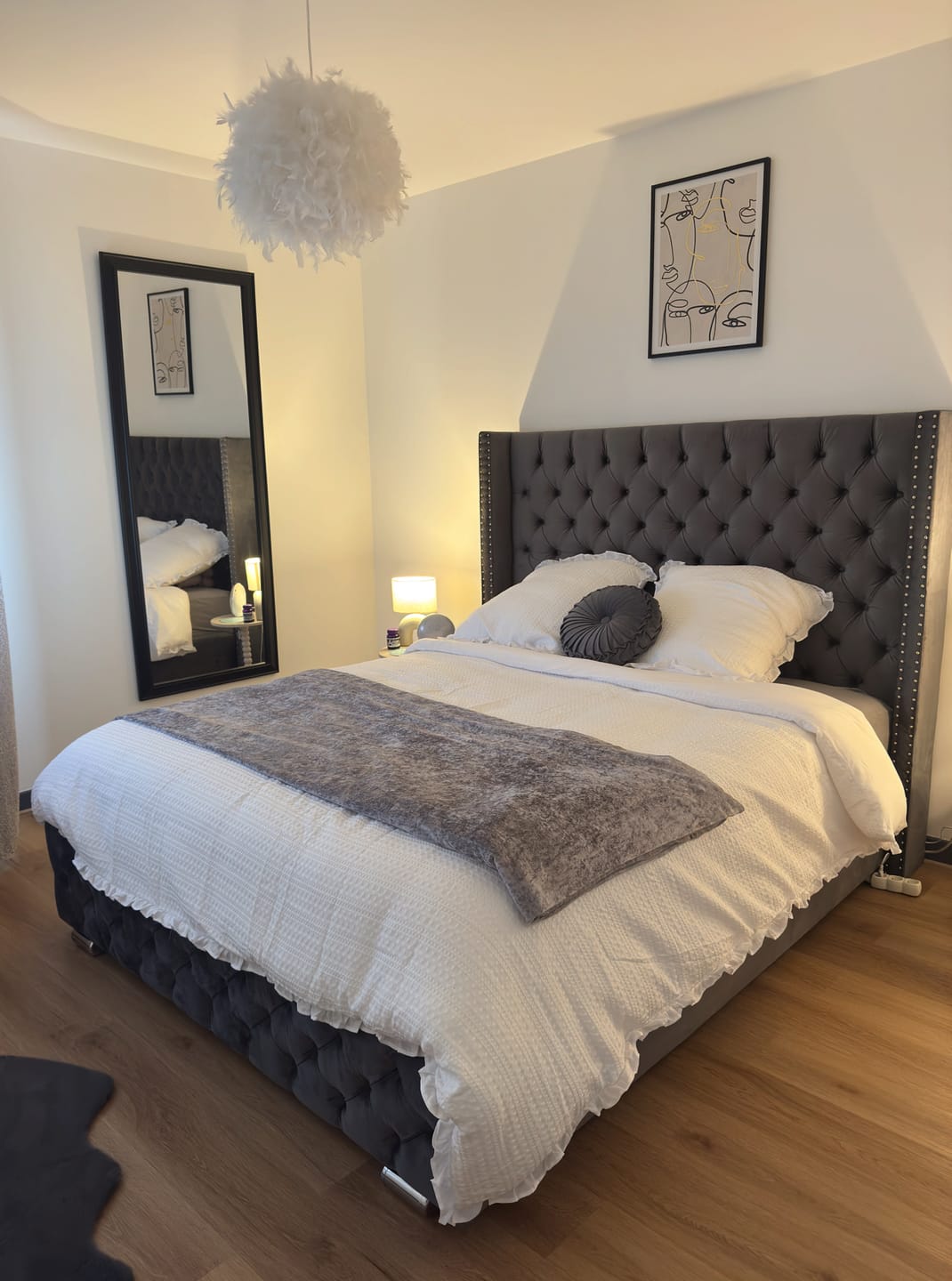 Customer photo review of Lit capitonné design velours avec grande tête de lit - ELARA